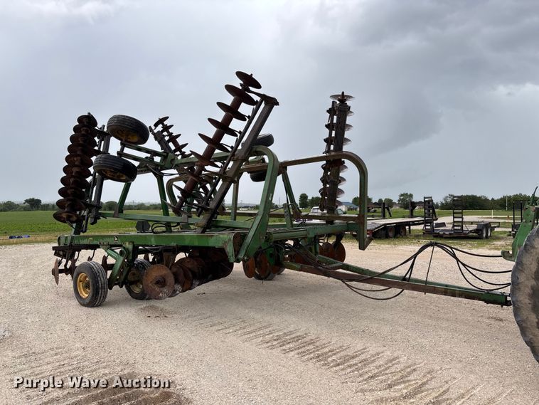 image for item FC1640 John Deere 335 tandem disk