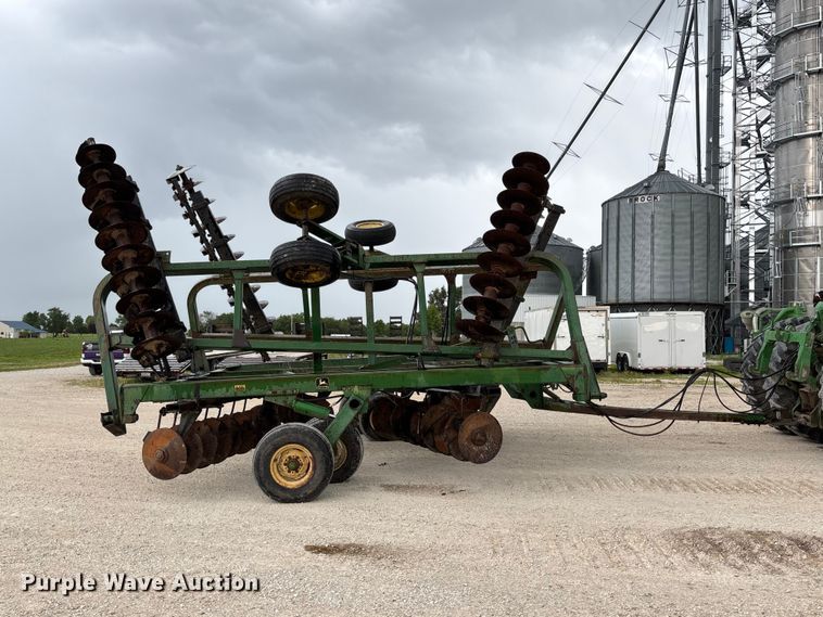 image for item FC1640 John Deere 335 tandem disk