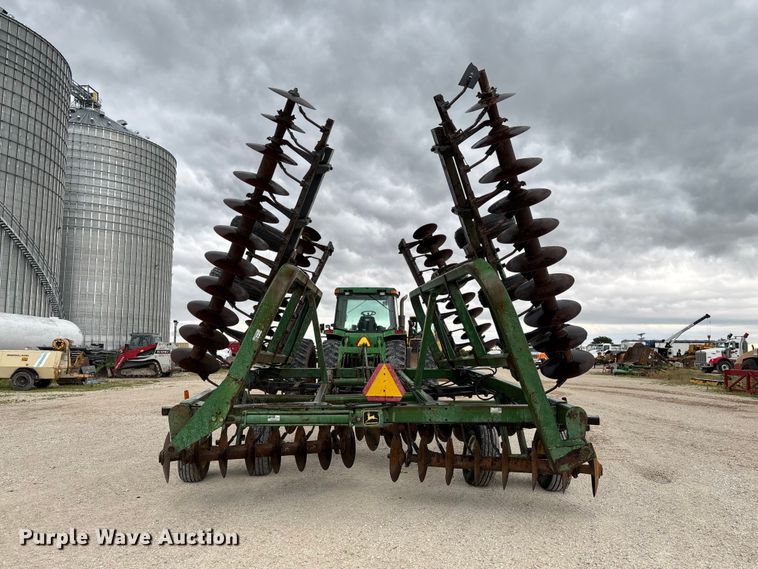 image for item FC1640 John Deere 335 tandem disk