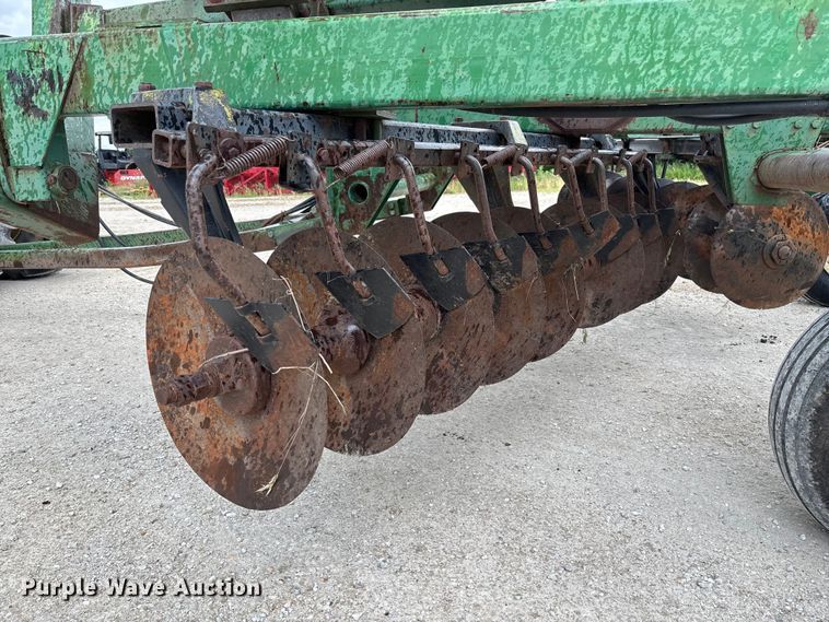 image for item FC1640 John Deere 335 tandem disk