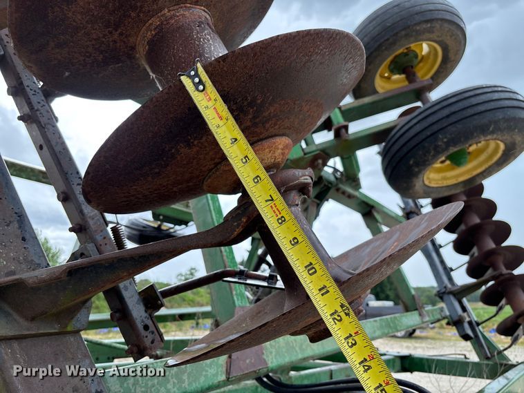 image for item FC1640 John Deere 335 tandem disk