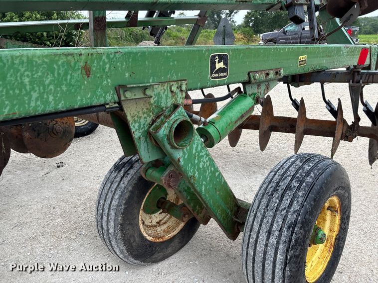 image for item FC1640 John Deere 335 tandem disk