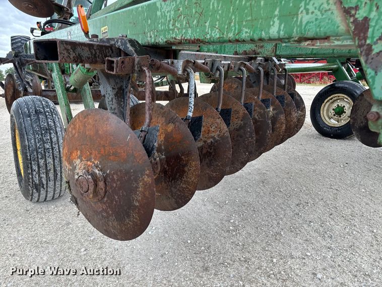 image for item FC1640 John Deere 335 tandem disk