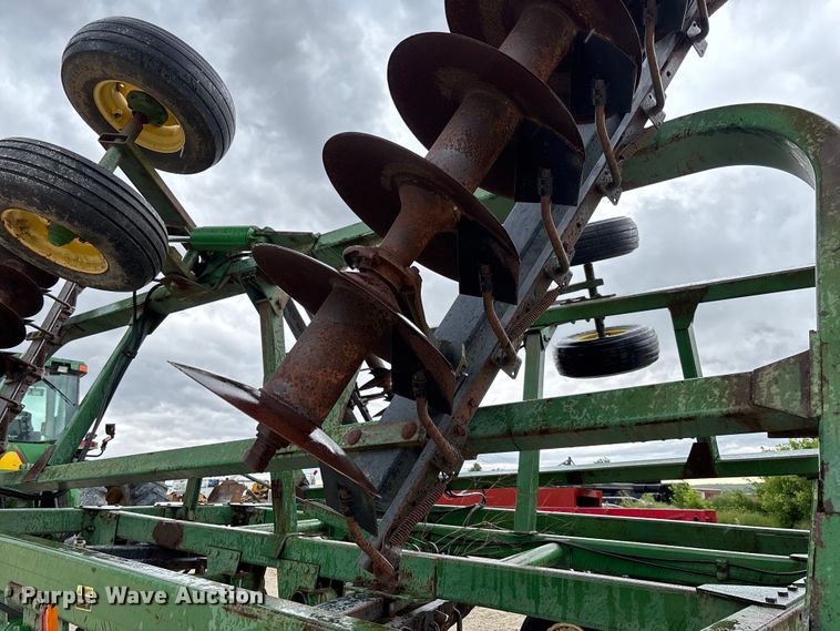 image for item FC1640 John Deere 335 tandem disk