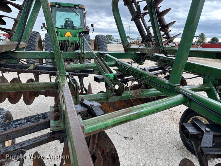 image for item FC1640 John Deere 335 tandem disk