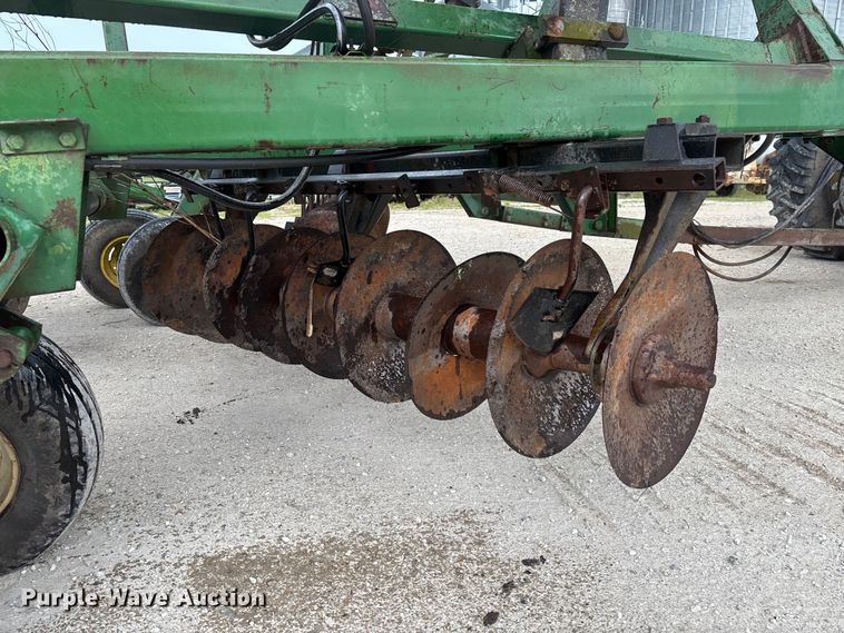 image for item FC1640 John Deere 335 tandem disk