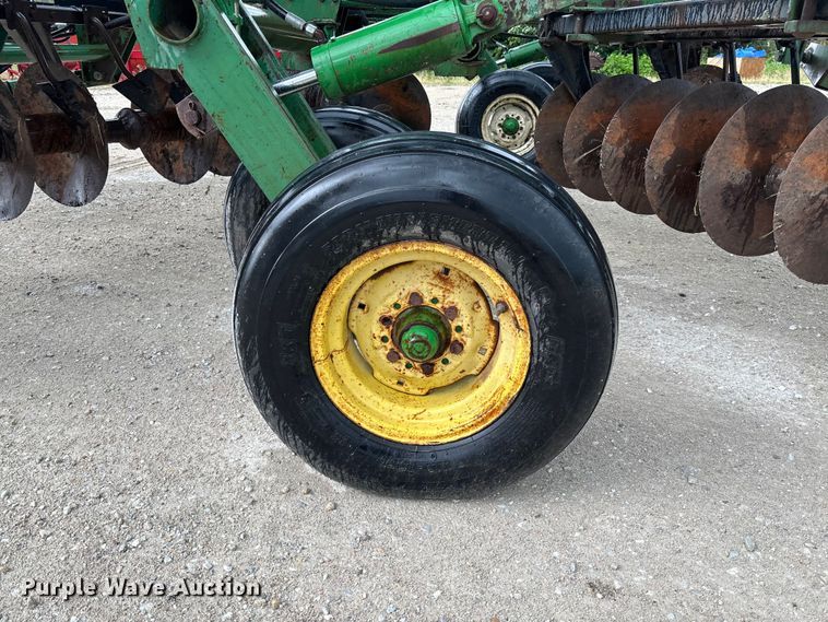 image for item FC1640 John Deere 335 tandem disk