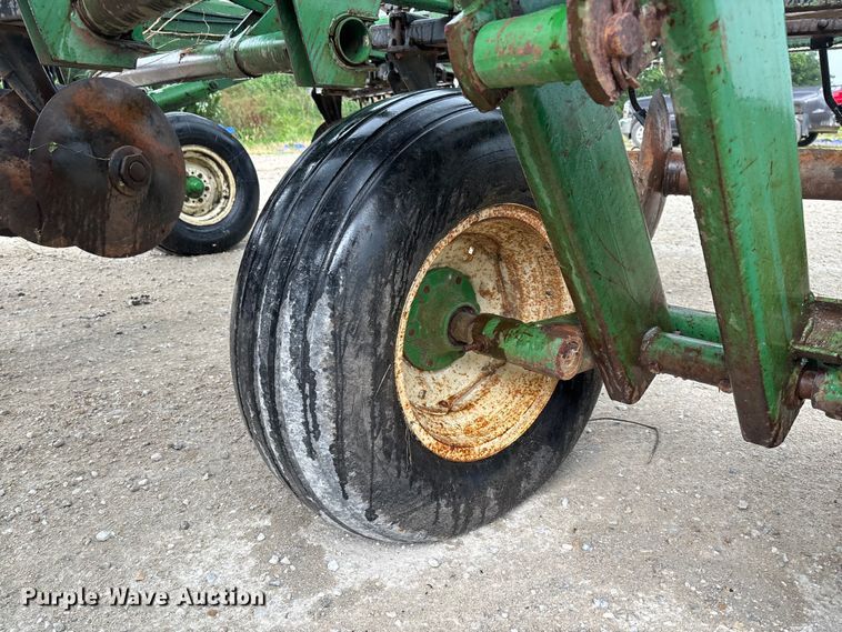 image for item FC1640 John Deere 335 tandem disk