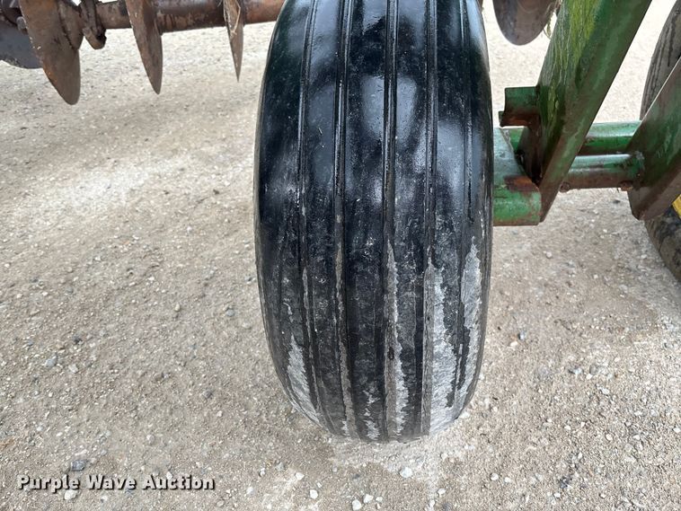 image for item FC1640 John Deere 335 tandem disk