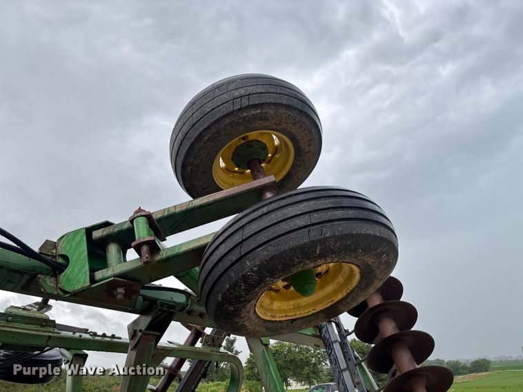 image for item FC1640 John Deere 335 tandem disk