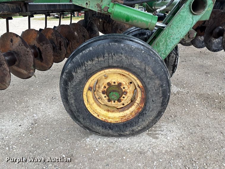 image for item FC1640 John Deere 335 tandem disk
