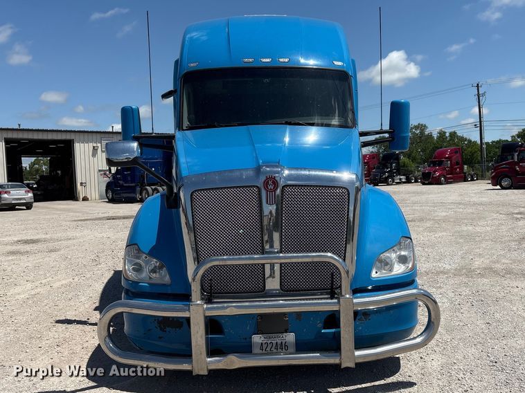 image for item DO5242 2020 Kenworth T680 semi truck