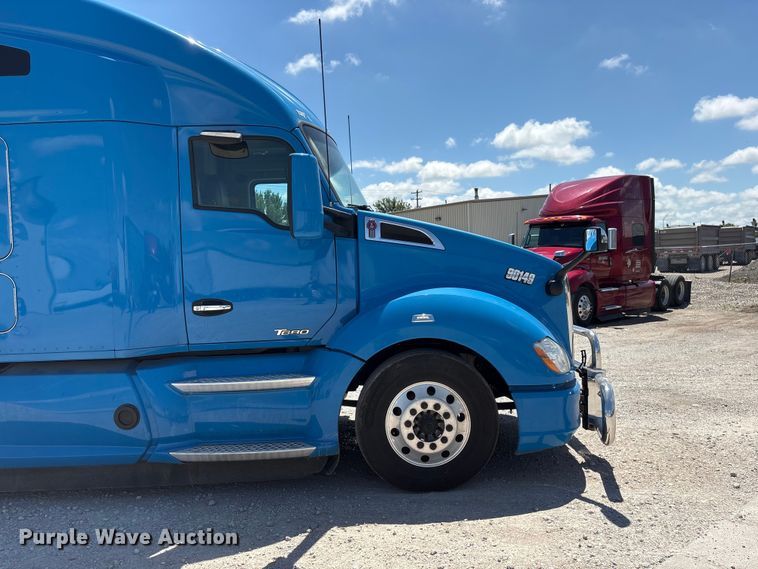 image for item DO5242 2020 Kenworth T680 semi truck