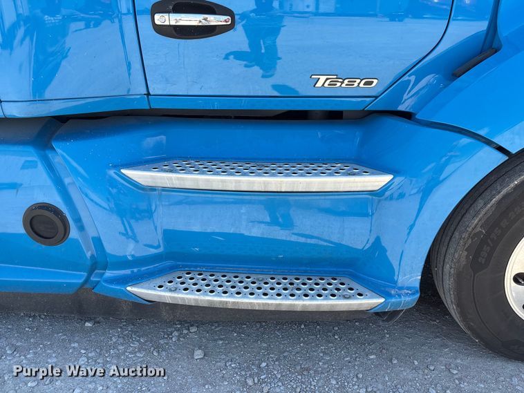 image for item DO5242 2020 Kenworth T680 semi truck