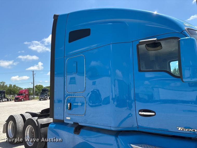 image for item DO5242 2020 Kenworth T680 semi truck