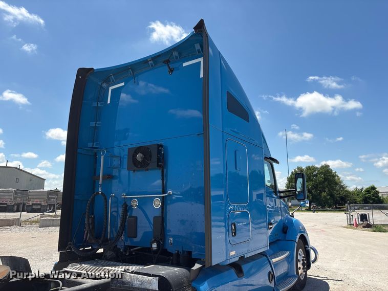 image for item DO5242 2020 Kenworth T680 semi truck