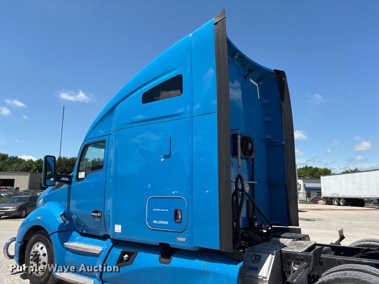 image for item DO5242 2020 Kenworth T680 semi truck