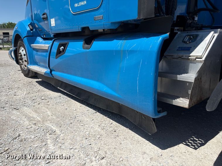 image for item DO5242 2020 Kenworth T680 semi truck