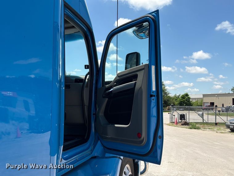 image for item DO5242 2020 Kenworth T680 semi truck