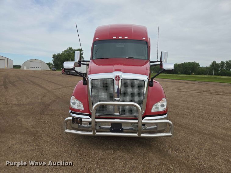 image for item DP8966 2022 Kenworth T680 semi truck