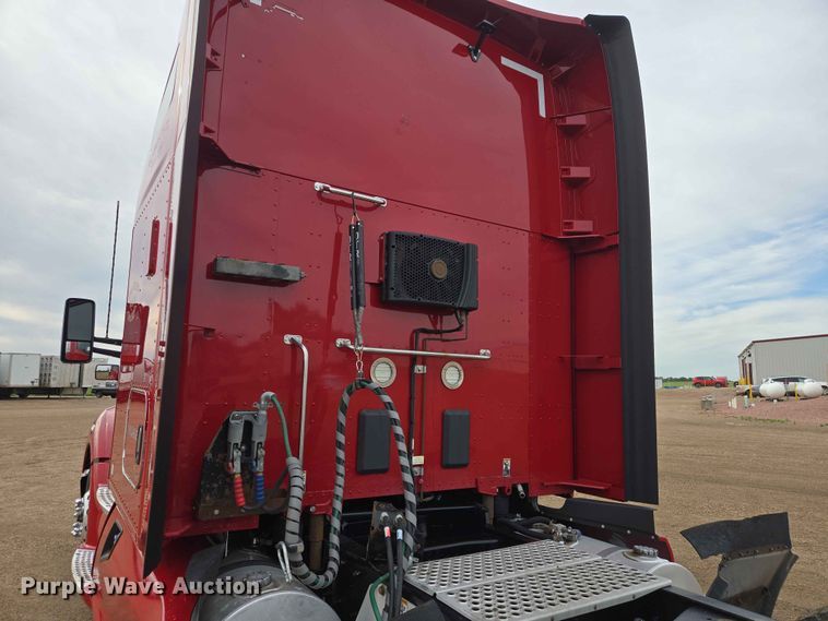 image for item DP8966 2022 Kenworth T680 semi truck