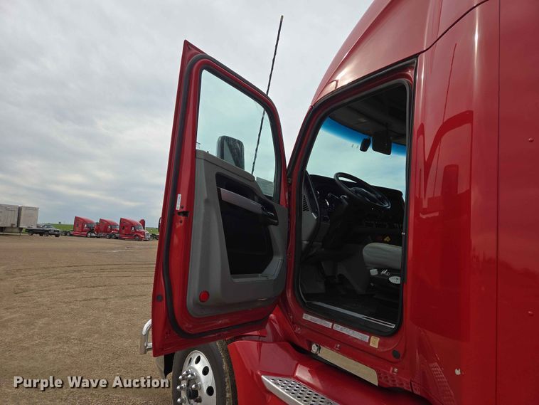 image for item DP8966 2022 Kenworth T680 semi truck