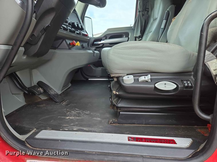 image for item DP8966 2022 Kenworth T680 semi truck