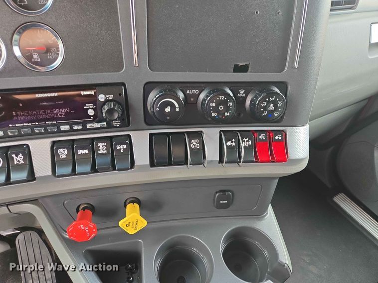 image for item DP8966 2022 Kenworth T680 semi truck