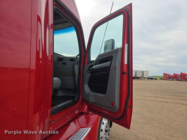 image for item DP8966 2022 Kenworth T680 semi truck