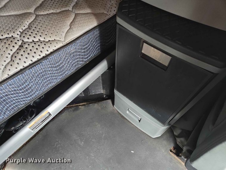 image for item DP8966 2022 Kenworth T680 semi truck