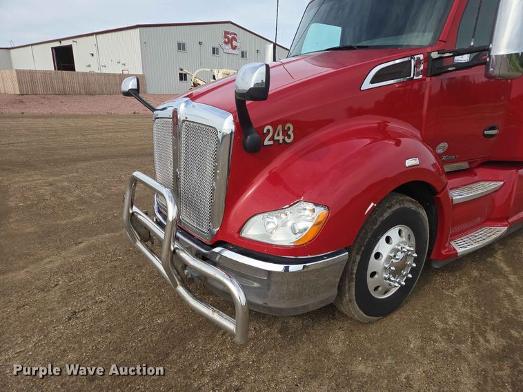 image for item DP8967 2019 Kenworth T680 semi truck