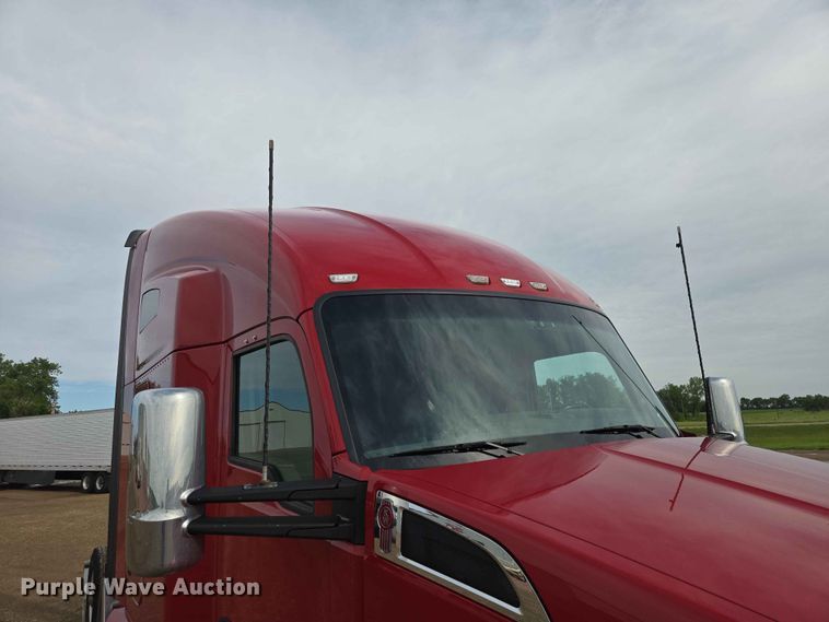 image for item DP8967 2019 Kenworth T680 semi truck