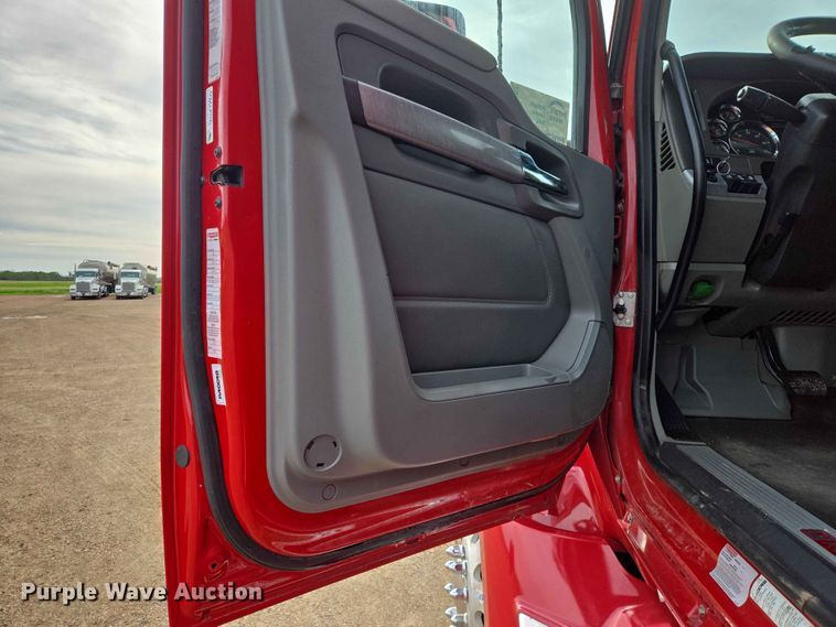 image for item DP8967 2019 Kenworth T680 semi truck