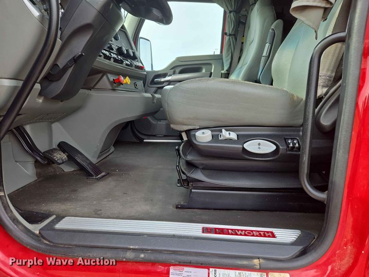 image for item DP8967 2019 Kenworth T680 semi truck
