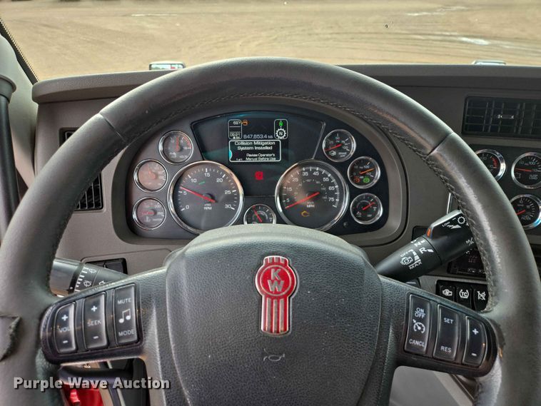 image for item DP8967 2019 Kenworth T680 semi truck
