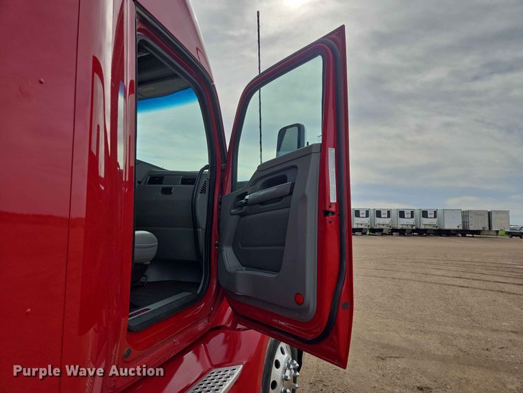 image for item DP8967 2019 Kenworth T680 semi truck
