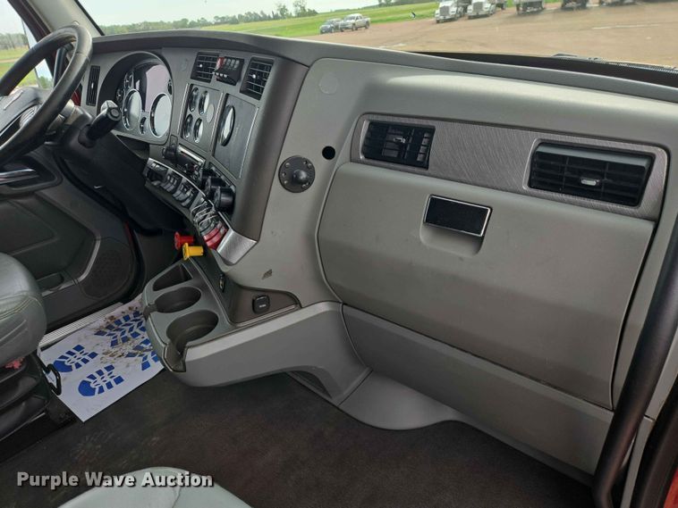 image for item DP8967 2019 Kenworth T680 semi truck