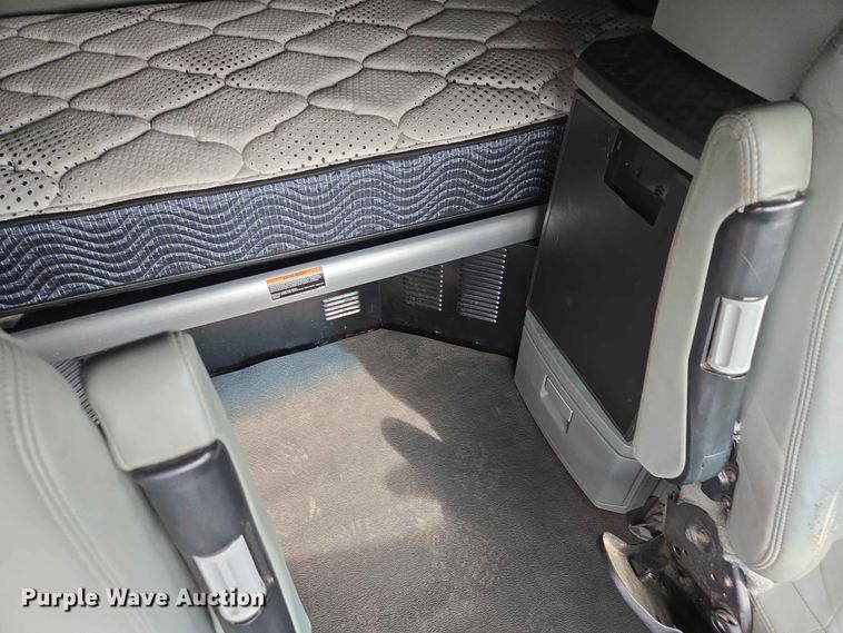 image for item DP8967 2019 Kenworth T680 semi truck