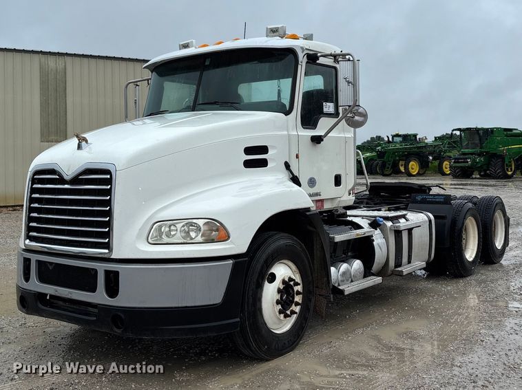 image for item DV4373 2014 Mack CXU613 semi truck