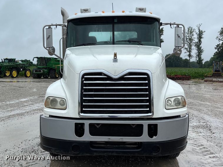 image for item DV4373 2014 Mack CXU613 semi truck