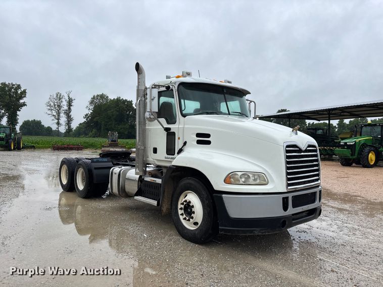 image for item DV4373 2014 Mack CXU613 semi truck