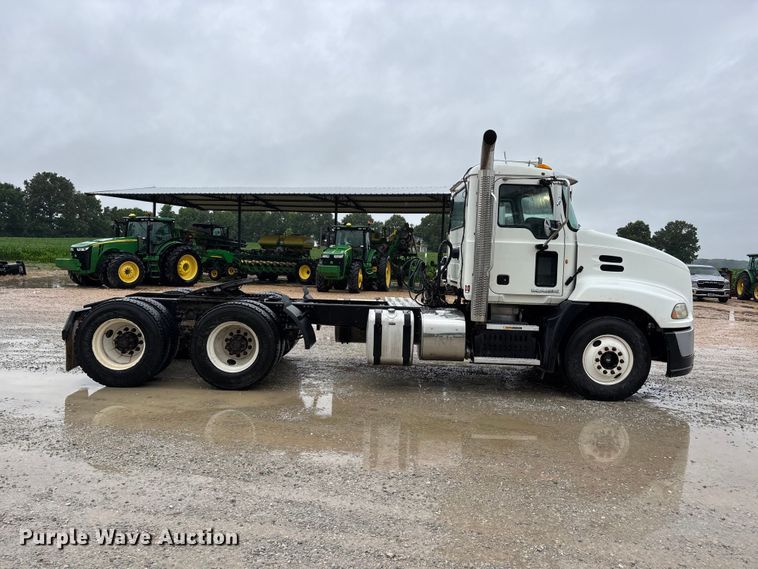image for item DV4373 2014 Mack CXU613 semi truck