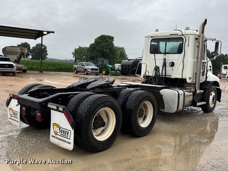 image for item DV4373 2014 Mack CXU613 semi truck
