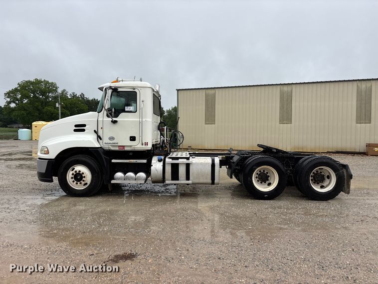 image for item DV4373 2014 Mack CXU613 semi truck