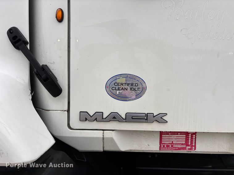 image for item DV4373 2014 Mack CXU613 semi truck
