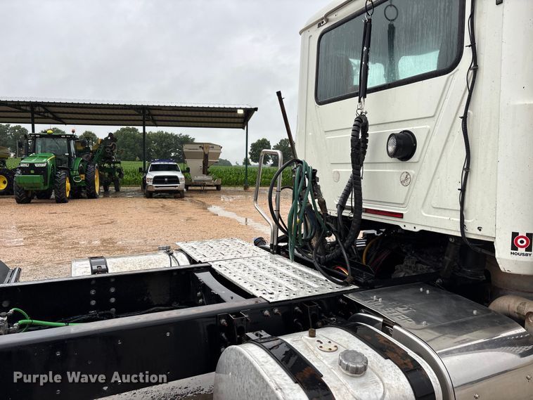 image for item DV4373 2014 Mack CXU613 semi truck