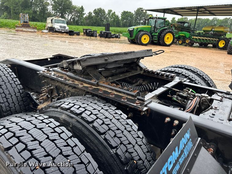 image for item DV4373 2014 Mack CXU613 semi truck