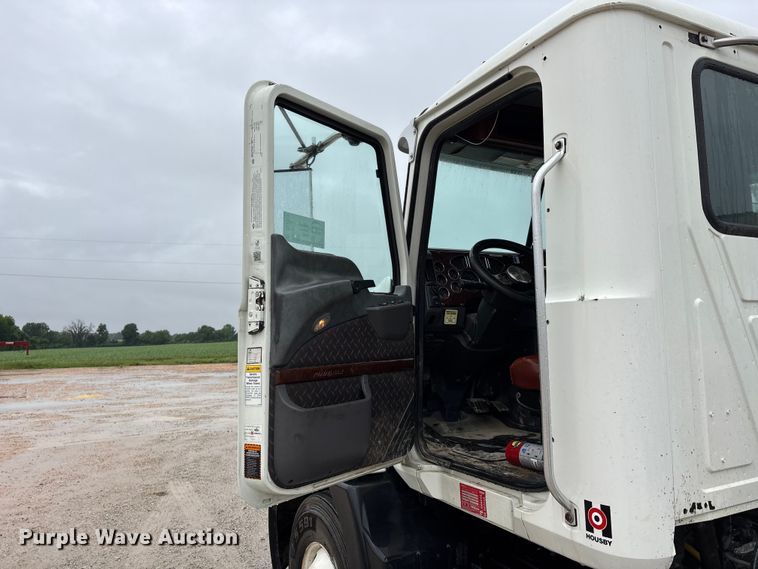 image for item DV4373 2014 Mack CXU613 semi truck