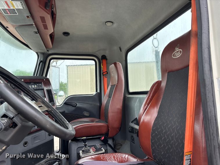image for item DV4373 2014 Mack CXU613 semi truck
