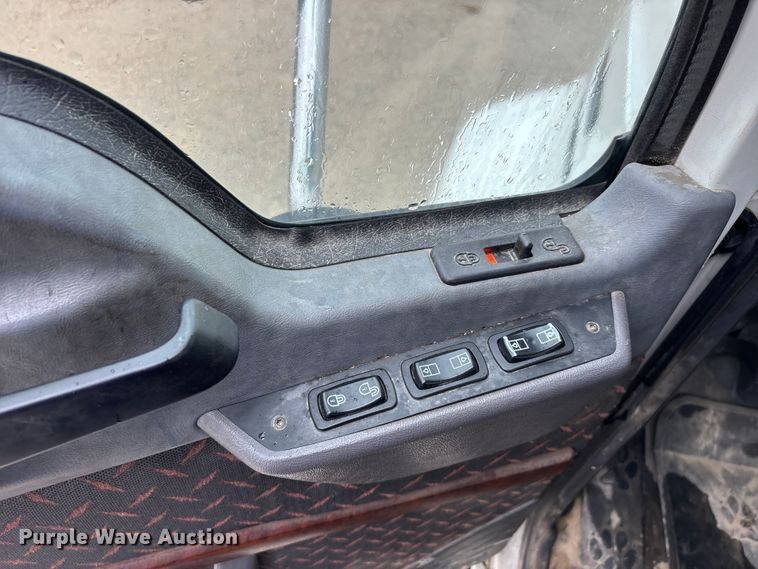 image for item DV4373 2014 Mack CXU613 semi truck